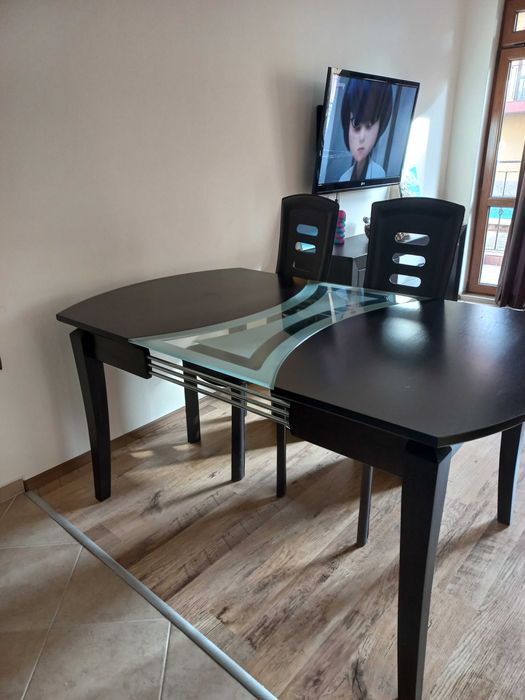 Холна, трапезна маса и столове