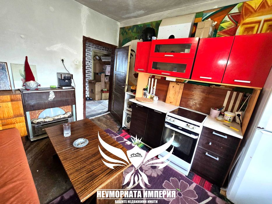Продавам обзаведен тристаен с площ от 120 кв.м. с 1/2 двор в град Смолян квартал Каптажа