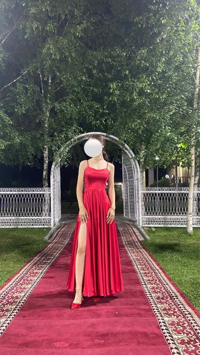 Красное вечернее платье