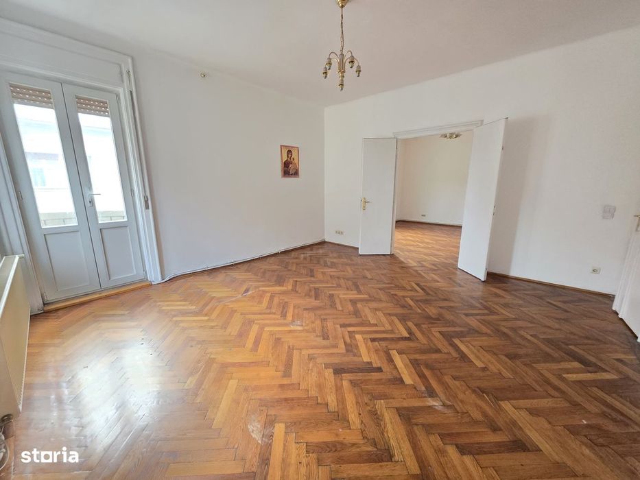 De închiriat apartament 3 camere – Piața 700