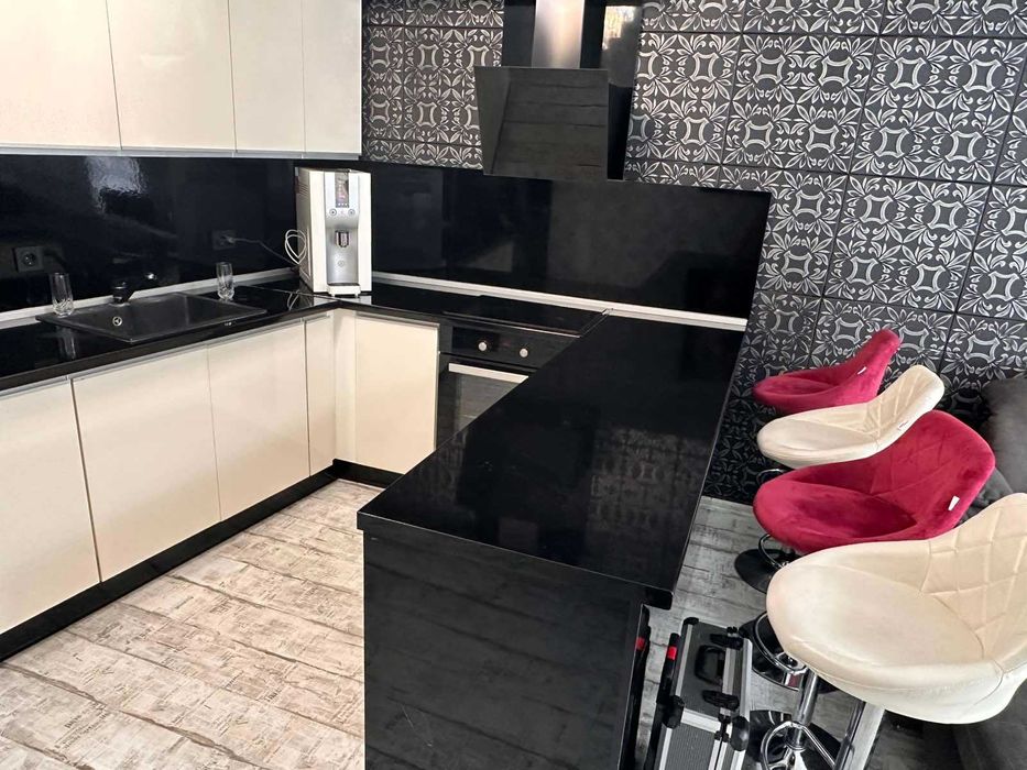 Дава се под наем Тристаен апартамент в Варна, Левски - 105 кв.м за 1495.83 € - Снимка #1