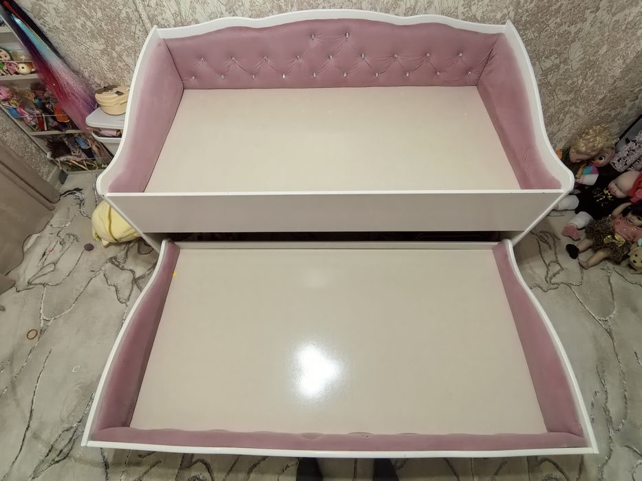 Продается двух местная детская кроватка !