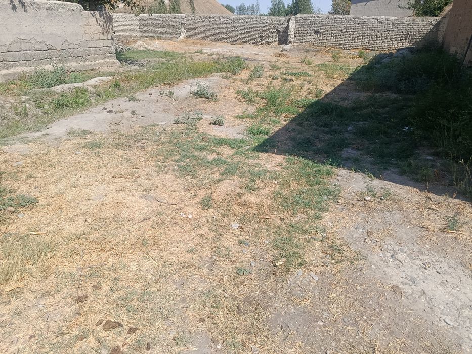 Uchastla sotiladi.