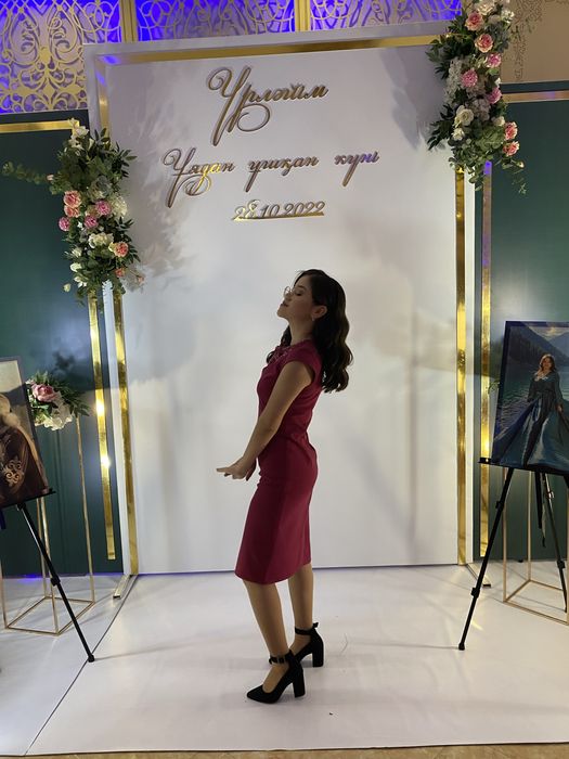 Платье малинового цвета