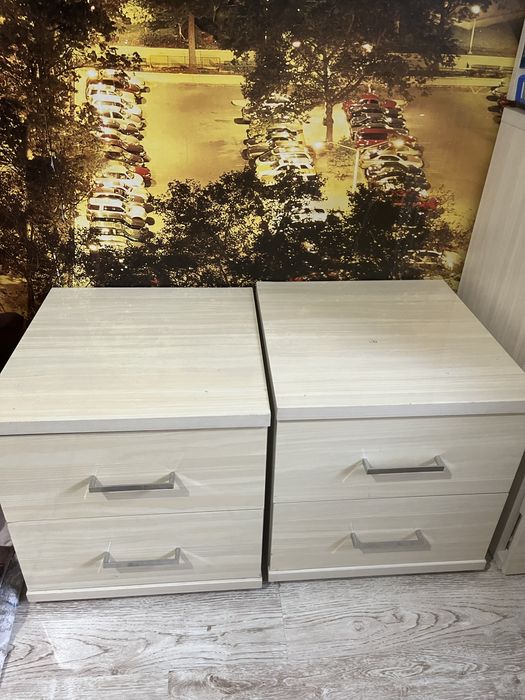 Кровать и два тумбочкий