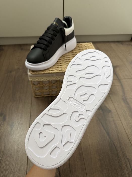 Adidasi ALEXANDER MCQUEEN l Produs NOU Tenesi | Adidasi Baieti | Fete | Alexander McQueen Negru - Alb | Adidasi Model NOU | Produs Calitate PREMIUM