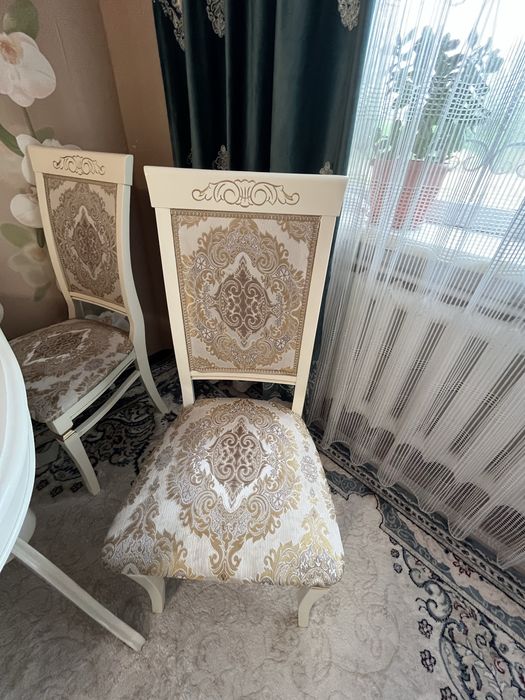 Продается стол со стульями