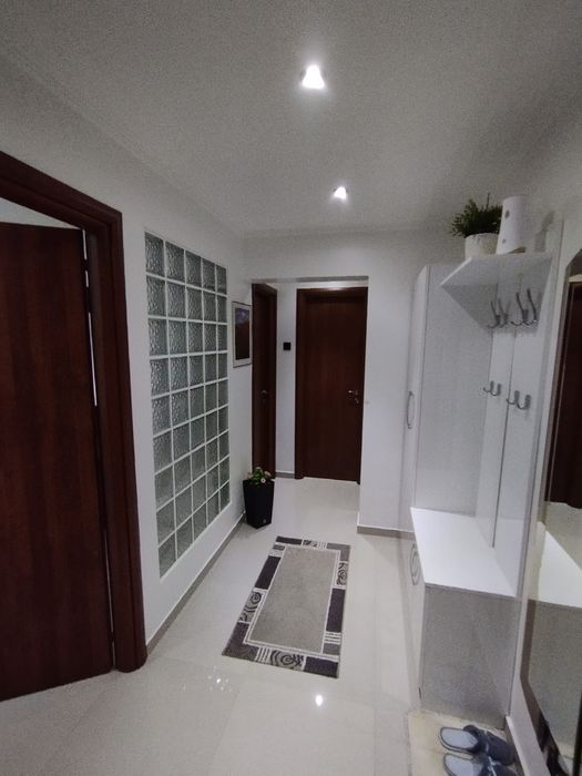 Inchiriez apartamanet 2 camere Bl Decebal