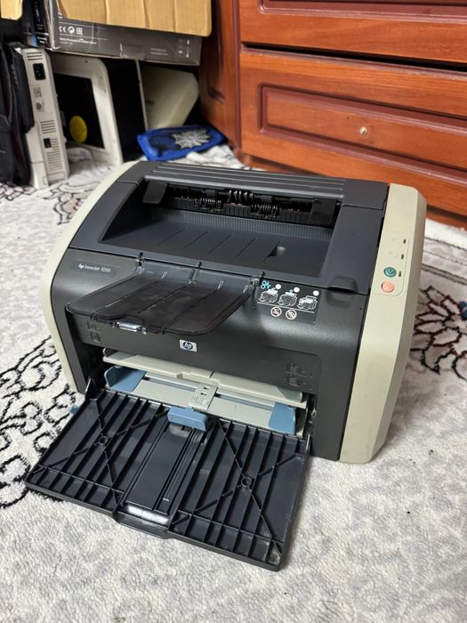 Hp LaserJet P 1010 Printer yaxshi ishlidi Kabellari bor Srochno