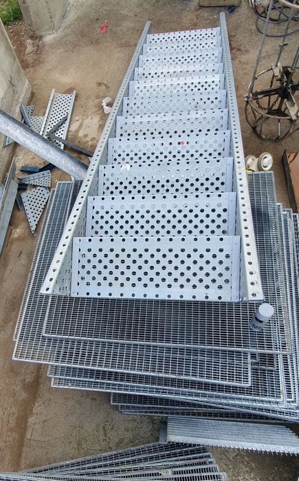 Scări metalice zincate 10 trp
