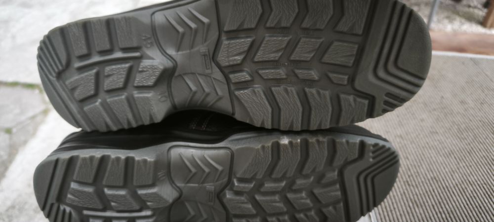 Работни обувки с метални бомбе.