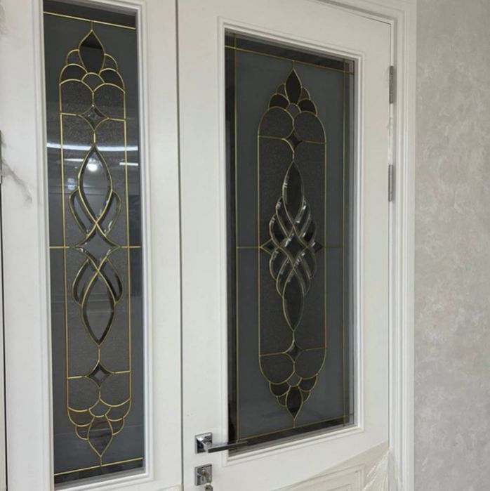 Gulli naqshli oyna vitraj