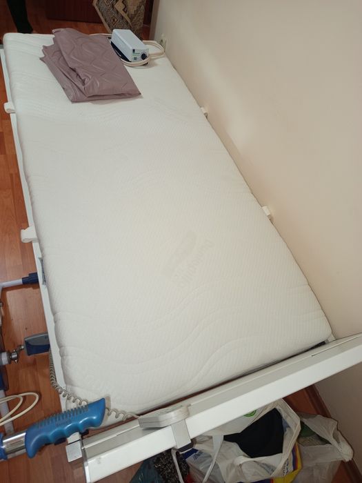 Vând pat medical