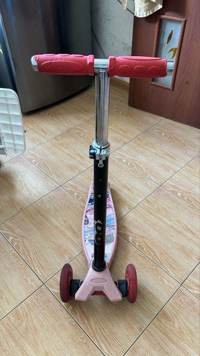 Самокат красный молния маккуин