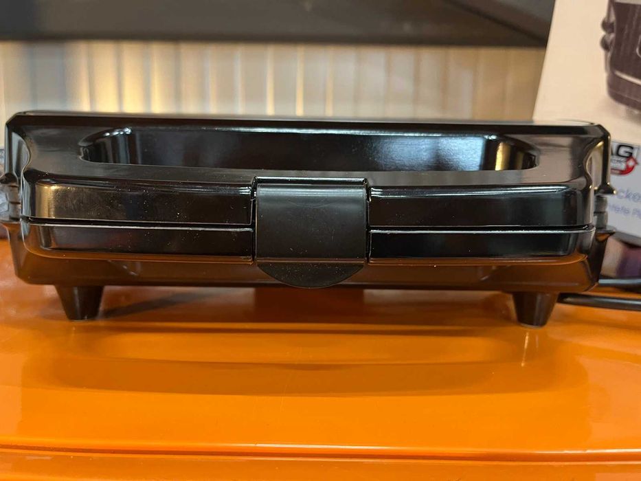 Сандвич тостер Emerio ST-109562, Без изтичане, 900 W