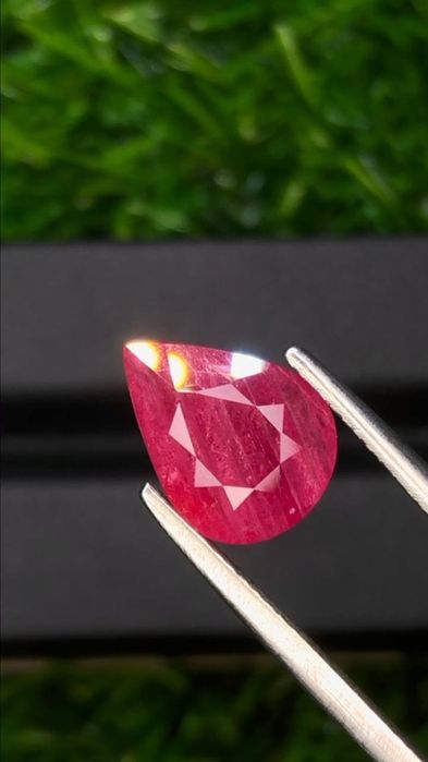 Рубин голям със сертификат AIG