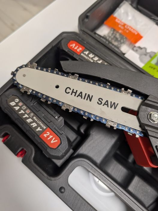 Електрически верижен трион с две батерии и зарядно