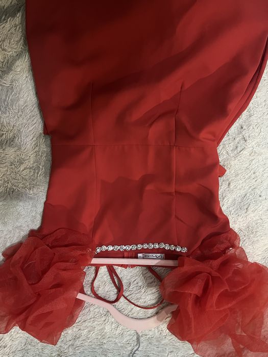 Продаётся элегантное красное платье