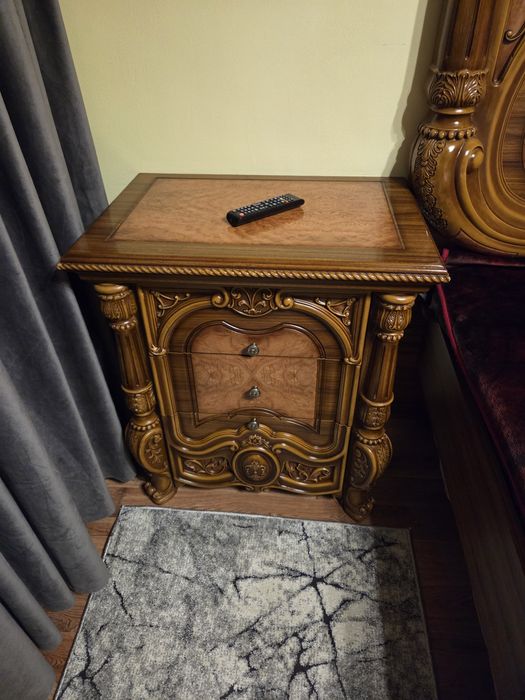 Mobila de dormitor din lemn masiv