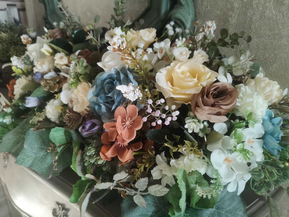 Аранжировка изкуствени цветя