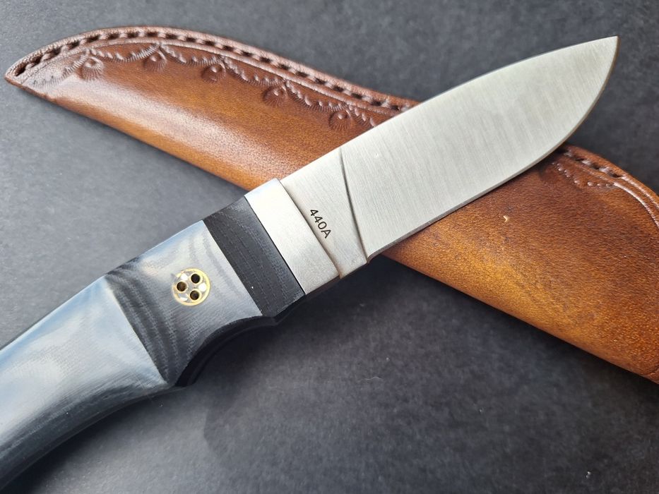 Ловен нож Boker-Magnum с кожена кания.