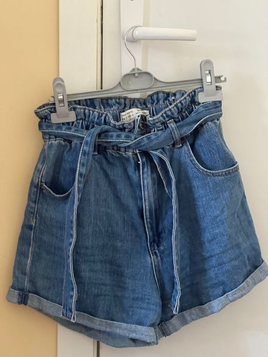 Къси дънкови панталони с висока талия Stradivarius