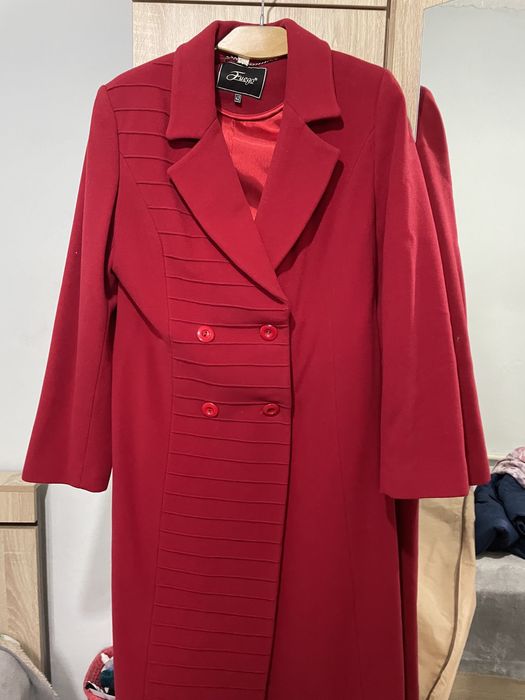 Продам красное пальто