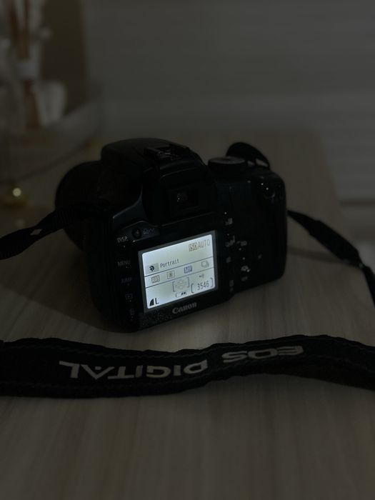 Фотоапарат Canon EOS-D400