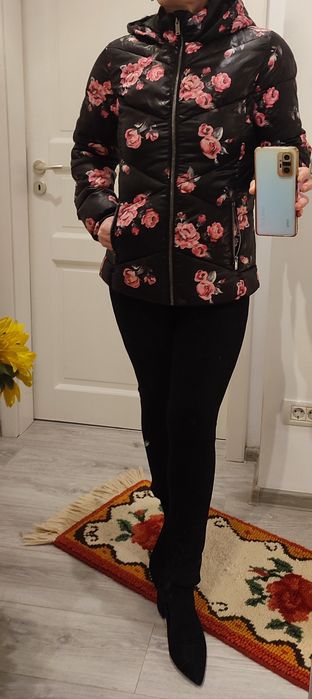 Gecuta Simplicity, deosebita, neagră cu trandafiri, guler înalt