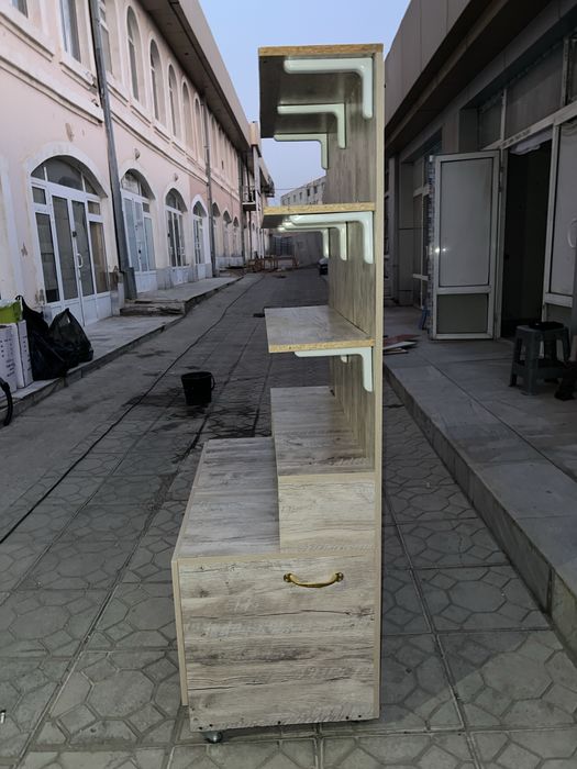 Продаётся универсальный стеллаж/витрина.