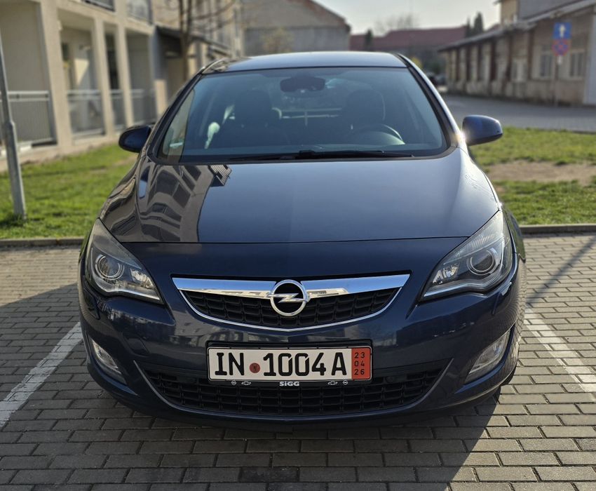 Opel Astra J 2011