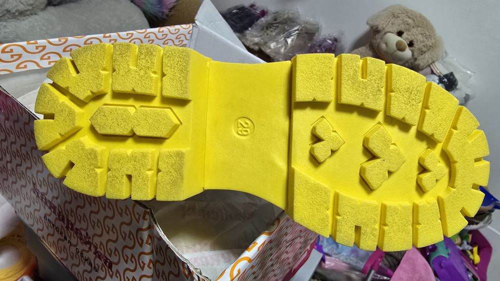 Pantofii sunt pentru fată.