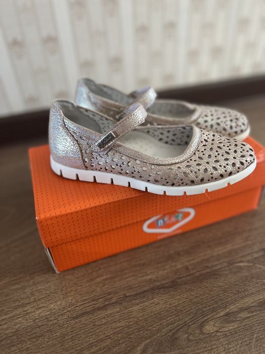 Продам босоножки на девочку