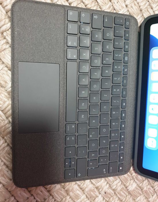 Apple ipad Air 4 + Logitech Folio