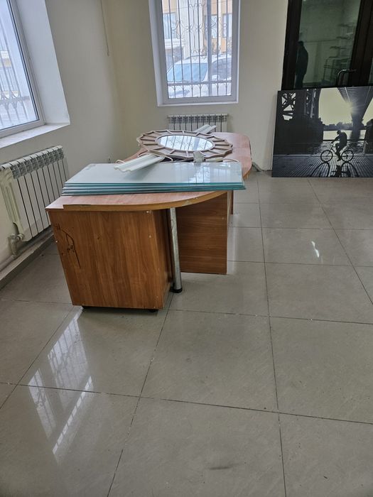 Продам стол офисный с тумбой