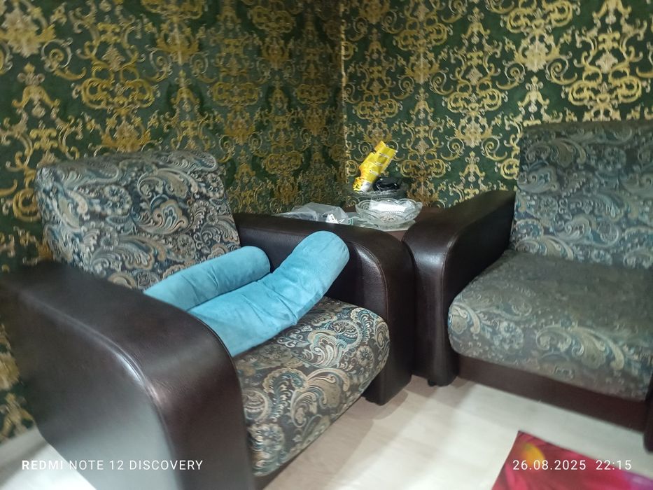 Мягкий уголок, диван и два кресла