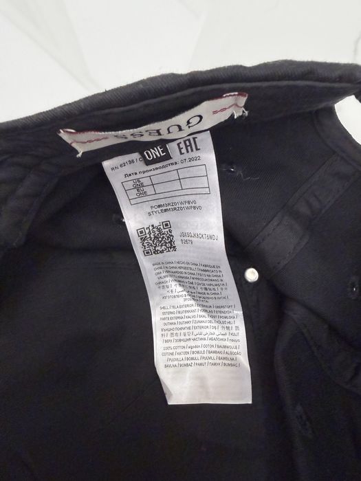 Дамска шапка guess