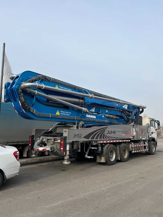 Автобетононасос марки JIUHE JH52 на шасси HOWO TX (52 метр)
