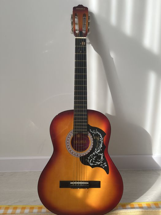 Гитара сатылады, чехолымен.