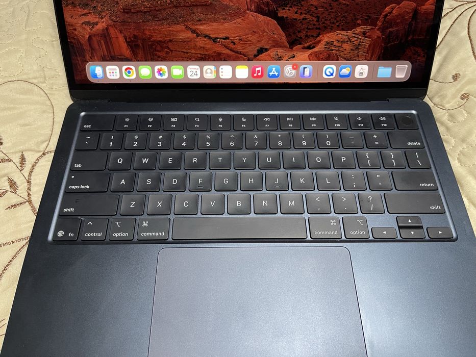 Продам MacBook Air 13 M4 16/256