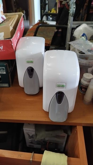 Диспенсъри за течен сапун , тоалетна хартия , кърпи за ръце и кух рола