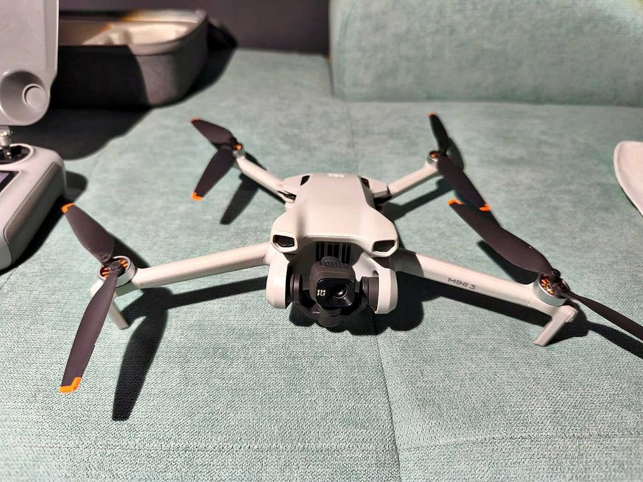 DJI Mini 3 + Telecomandă DJI RC cu Ecran + Geantă /Accesorii Protecție