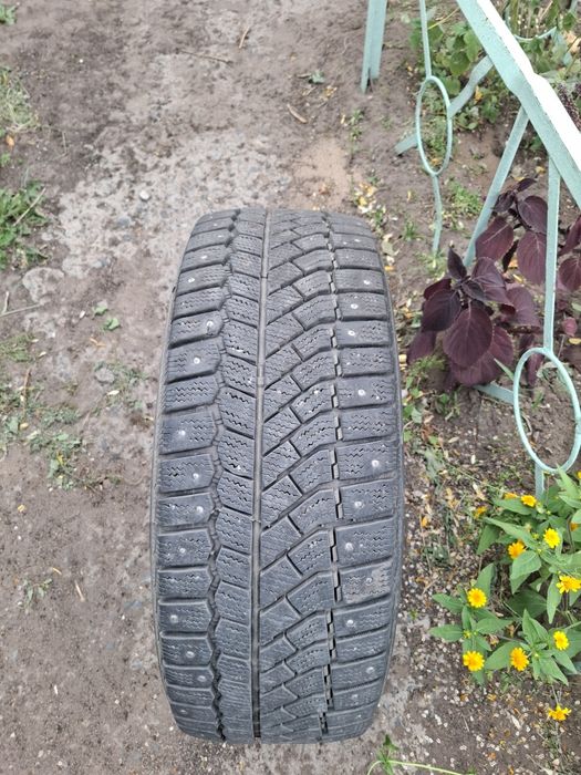 Продам шины шипованные