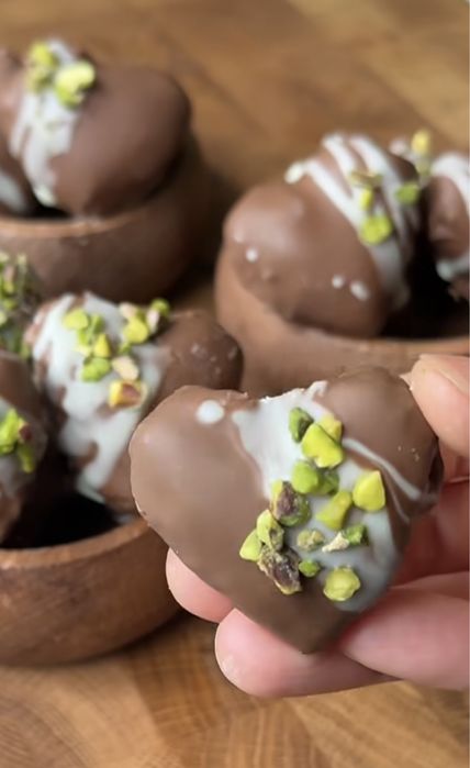 Клубника в шоколаде, финики, банан