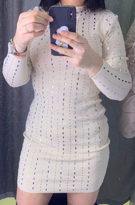 Рокля с камъни екрю