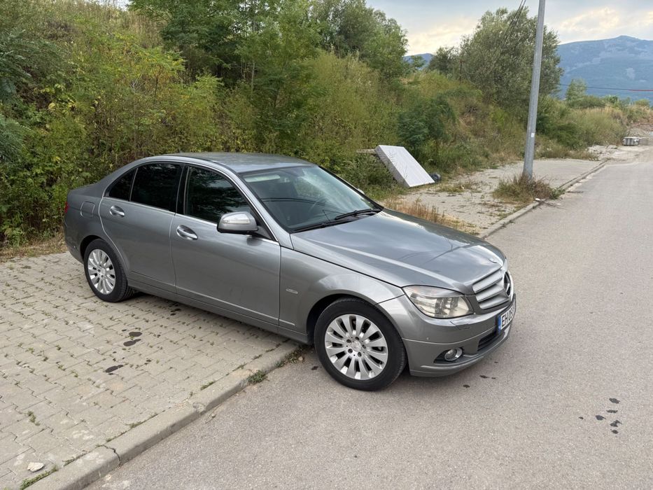 Автомобил Мерцедес Ц 220