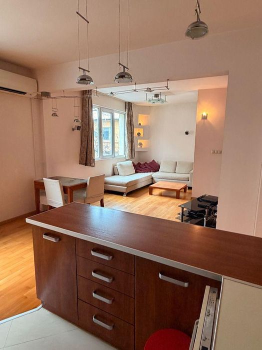 Дава се под наем Тристаен апартамент в София, Център - 70 кв.м за 946.56 € - Снимка #1