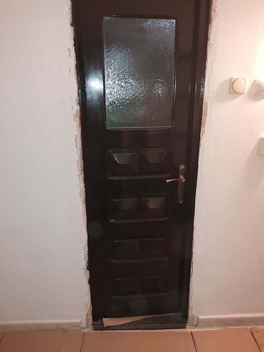 Vând o ușă de interior din lemn masiv și 6 rame geam din aluminiu