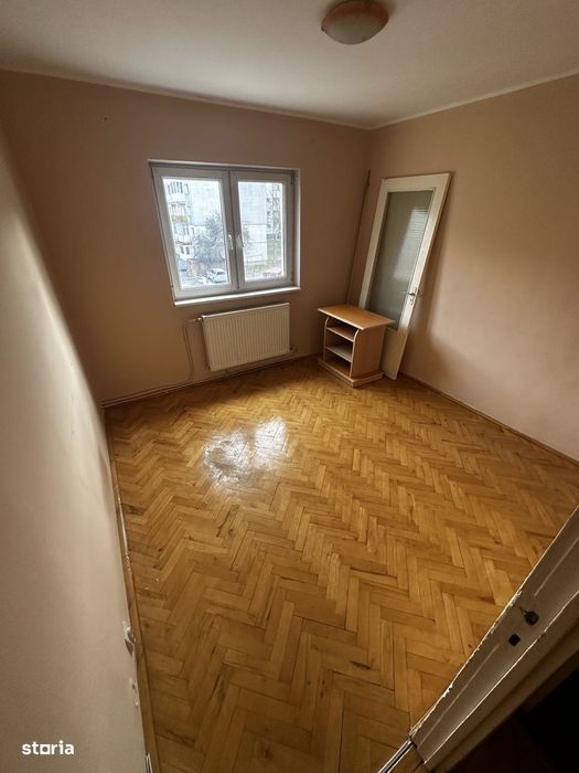 Apartament cu 4 camere de vanzare,etaj intermediar,str. Ec. Teodoroiu