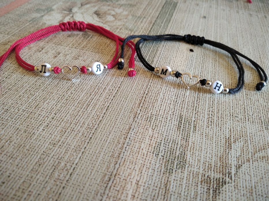 Дамски гривни с буквички